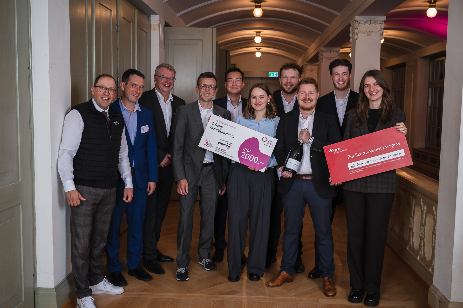 Das Projektteam der OST mit Vertretern der EZL an der Preisverleihung des WTT YOUNG LEADER AWARD 2026 in der Tonhalle St. Gallen